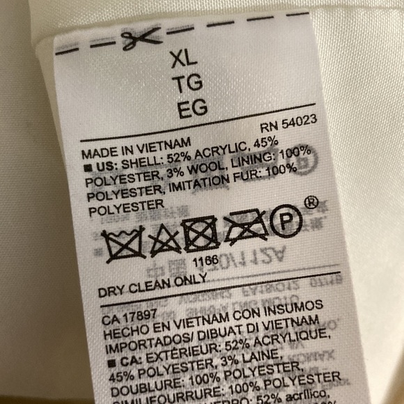 MIDI length off white asymmetrical zipper with sheared collar. Full zip XL. 302 - Picture 8 of 8